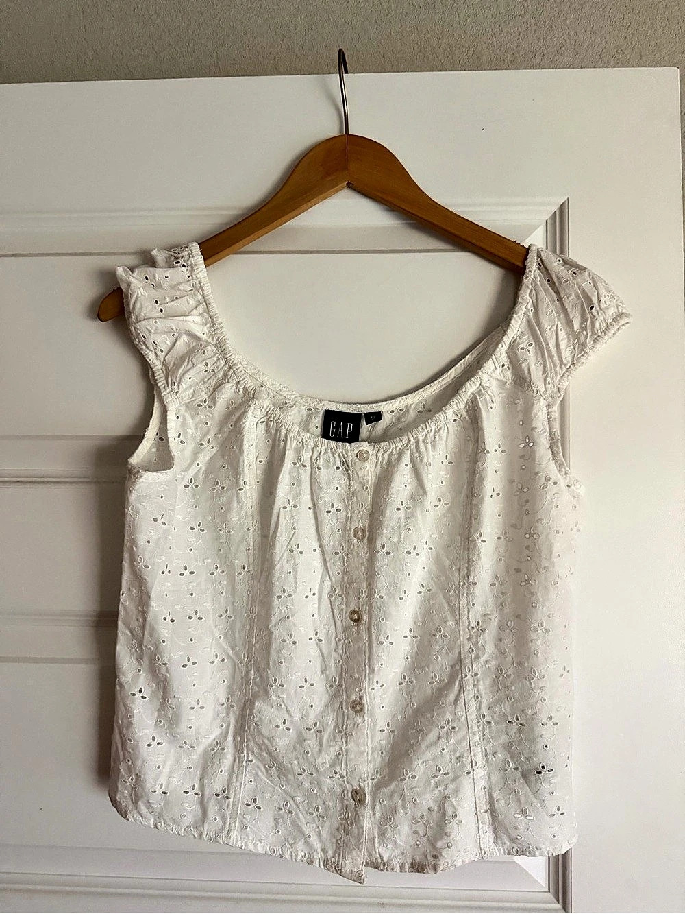 Gap Cap-Sleeve Eyelet Top in White Size XS